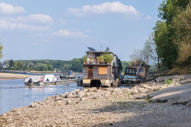 Niedrigwasser am Rhein: Boote und Stege bei Bornheim-Hersel auf Grund Niedrigwasser am Rhein: Bei einem Pegelstand von 74 cm am Pegel Bonn liegt der Rheinarm zwischen Bornheim-Hersel und dem Naturschutzgebiet Herseler Werth größtenteils trocken. Boote und Stege liegen auf dem ausgetrockneten Flussbett auf Grund. Am Rhein werden derzeit historische Tiefstwerte gemessen. Bornheim Hersel Nordrhein-Westfalen Deutschland *** Low Water on the Rhine: Boats and Docks Stranded Near Bornheim Hersel Low Water on the Rhine With the water level at the Bonn gauge standing at 74 cm, the branch of the Rhine between Bornheim Hersel and the Herseler Werth Nature Reserve is largely dry; boats and docks are stranded on the dried-up riverbed. Historic low wat Copyright: xMarcxJohnx