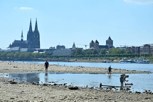 (260810) -- COLOGNE, Aug. 10, 2026 -- People enjoy themselves on the banks of the Rhine River in Cologne, Germany, Aug. 10, 2026. Persistent drought has caused water levels to fall along several sections of the Rhine River in Germany. (Photo by Xinhua) GERMANY-COLOGNE-RHINE-WATER LEVEL UlrichxHufnagel 