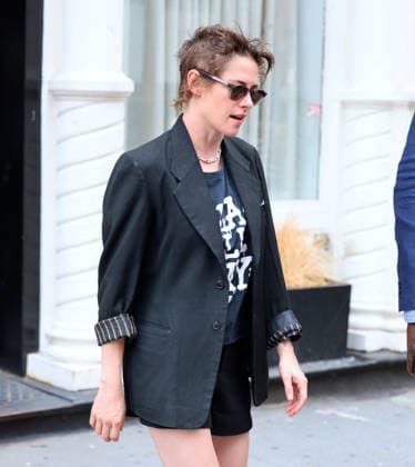 Kristen Stewart out in New York Actress Kristen Stewart is leaving a building on her way to promote her new movie The Wrong Girls in New York on August 10, 2026. Photo by Dylan Travis ABACAPRESS.COM New York NY  Copyright: xDylanxTravis ABACAx