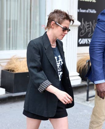 Kristen Stewart out in New York Actress Kristen Stewart is leaving a building on her way to promote her new movie The Wrong Girls in New York on August 10, 2026. Photo by Dylan Travis ABACAPRESS.COM New York NY  Copyright: xDylanxTravis ABACAx