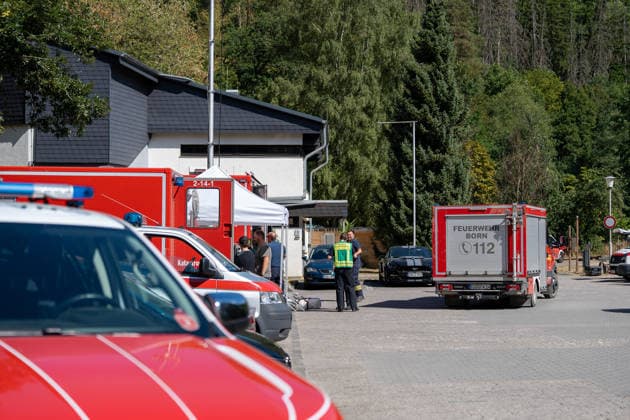 Feuer in Wald und in Wohngebiet fordert weit über 300 Einsatzkräfte Am 10.08.2026 brach gegen 13:15 Uhr zwischen Bad Schwalbach-Adolfseck und Hohenstein-Breithardt ein Waldbrand aus, der sich rasch auf über 8000 Quadratmeter ausbreitete. Rund 300 Feuerwehrkräfte sowie Kräfte von HessenForst bekämpften den Brand, für die Wasserversorgung wurde die B54 gesperrt. Gegen 14:15 Uhr griff parallel in Bad Schwalbach ein Feuer an einem Hang auf einen Anbau mit Garage über. Bei den beiden Einsätzen wurden insgesamt neun Personen leicht verletzt, zwei Einsatzkräfte mussten wegen Rauchgasinhalation ins Krankenhaus gebracht werden. Laut Kreisbrandmeister Michael Ehresmann besteht der Verdacht auf fahrlässige oder vorsätzliche Brandstiftung,