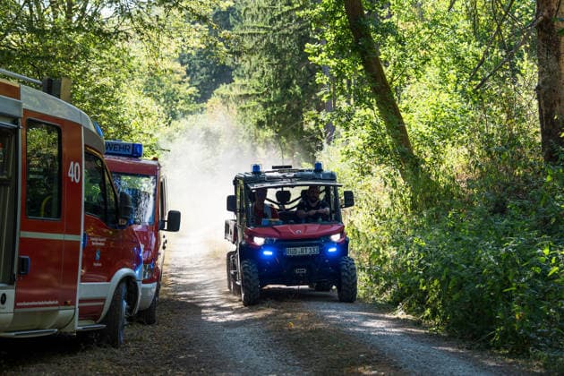 Feuer in Wald und in Wohngebiet fordert weit über 300 Einsatzkräfte Am 10.08.2026 brach gegen 13:15 Uhr zwischen Bad Schwalbach-Adolfseck und Hohenstein-Breithardt ein Waldbrand aus, der sich rasch auf über 8000 Quadratmeter ausbreitete. Rund 300 Feuerwehrkräfte sowie Kräfte von HessenForst bekämpften den Brand, für die Wasserversorgung wurde die B54 gesperrt. Gegen 14:15 Uhr griff parallel in Bad Schwalbach ein Feuer an einem Hang auf einen Anbau mit Garage über. Bei den beiden Einsätzen wurden insgesamt neun Personen leicht verletzt, zwei Einsatzkräfte mussten wegen Rauchgasinhalation ins Krankenhaus gebracht werden. Laut Kreisbrandmeister Michael Ehresmann besteht der Verdacht auf fahrlässige oder vorsätzliche Brandstiftung,