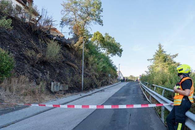 Feuer in Wald und in Wohngebiet fordert weit über 300 Einsatzkräfte Am 10.08.2026 brach gegen 13:15 Uhr zwischen Bad Schwalbach-Adolfseck und Hohenstein-Breithardt ein Waldbrand aus, der sich rasch auf über 8000 Quadratmeter ausbreitete. Rund 300 Feuerwehrkräfte sowie Kräfte von HessenForst bekämpften den Brand, für die Wasserversorgung wurde die B54 gesperrt. Gegen 14:15 Uhr griff parallel in Bad Schwalbach ein Feuer an einem Hang auf einen Anbau mit Garage über. Bei den beiden Einsätzen wurden insgesamt neun Personen leicht verletzt, zwei Einsatzkräfte mussten wegen Rauchgasinhalation ins Krankenhaus gebracht werden. Laut Kreisbrandmeister Michael Ehresmann besteht der Verdacht auf fahrlässige oder vorsätzliche Brandstiftung,