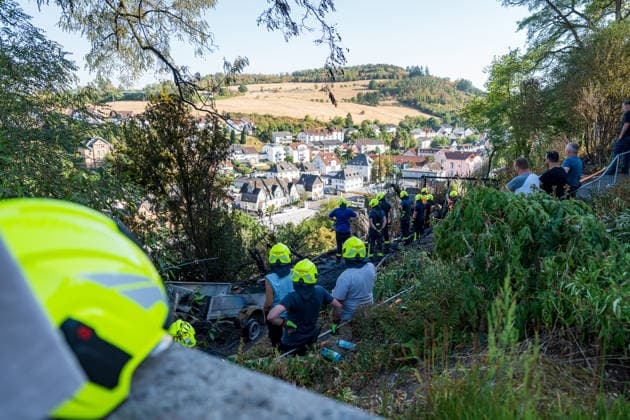 Feuer in Wald und in Wohngebiet fordert weit über 300 Einsatzkräfte Am 10.08.2026 brach gegen 13:15 Uhr zwischen Bad Schwalbach-Adolfseck und Hohenstein-Breithardt ein Waldbrand aus, der sich rasch auf über 8000 Quadratmeter ausbreitete. Rund 300 Feuerwehrkräfte sowie Kräfte von HessenForst bekämpften den Brand, für die Wasserversorgung wurde die B54 gesperrt. Gegen 14:15 Uhr griff parallel in Bad Schwalbach ein Feuer an einem Hang auf einen Anbau mit Garage über. Bei den beiden Einsätzen wurden insgesamt neun Personen leicht verletzt, zwei Einsatzkräfte mussten wegen Rauchgasinhalation ins Krankenhaus gebracht werden. Laut Kreisbrandmeister Michael Ehresmann besteht der Verdacht auf fahrlässige oder vorsätzliche Brandstiftung,