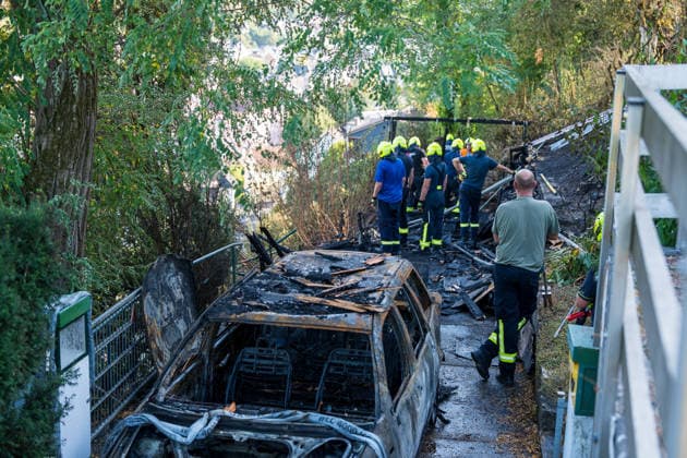 Feuer in Wald und in Wohngebiet fordert weit über 300 Einsatzkräfte Am 10.08.2026 brach gegen 13:15 Uhr zwischen Bad Schwalbach-Adolfseck und Hohenstein-Breithardt ein Waldbrand aus, der sich rasch auf über 8000 Quadratmeter ausbreitete. Rund 300 Feuerwehrkräfte sowie Kräfte von HessenForst bekämpften den Brand, für die Wasserversorgung wurde die B54 gesperrt. Gegen 14:15 Uhr griff parallel in Bad Schwalbach ein Feuer an einem Hang auf einen Anbau mit Garage über. Bei den beiden Einsätzen wurden insgesamt neun Personen leicht verletzt, zwei Einsatzkräfte mussten wegen Rauchgasinhalation ins Krankenhaus gebracht werden. Laut Kreisbrandmeister Michael Ehresmann besteht der Verdacht auf fahrlässige oder vorsätzliche Brandstiftung,