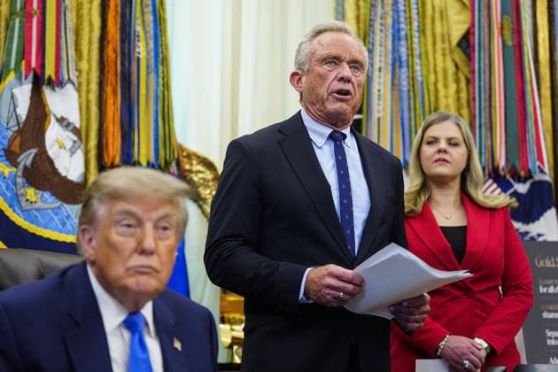 August 10, 2026, Washington, District Of Columbia, USA: United States Secretary of Health and Human Services Robert F. Kennedy, Jr makes remarks prior to US President Donald J Trump signing an executive order that reevaluates childhood vaccines in the Oval Office of the White House in Washington, DC, USA, on August 10, 2026. While the executive order still recommends childhood vaccines for 11 diseases, including measles and polio, it calls for limiting vaccines for other diseases, like hepatitis A and B and meningococcal disease, to high-risk populations Washington USA  - ZUMAs152 20260810_faa_s152_013 Copyright: xBonniexCashx-xPoolxviaxCNPx