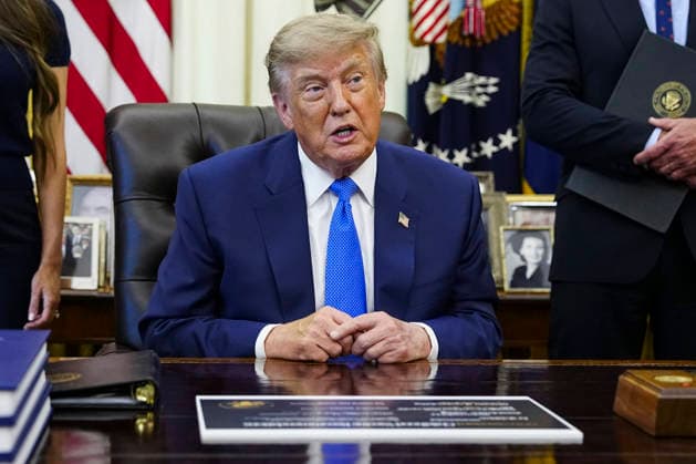August 10, 2026, Washington, District Of Columbia, USA: United States President Donald J Trump (C) speaks after signing an executive order that reevaluates childhood vaccines in the Oval Office of the White House in Washington, DC, USA, on August 10, 2026. While the executive order still recommends childhood vaccines for 11 diseases, including measles and polio, it calls for limiting vaccines for other diseases, like hepatitis A and B and meningococcal disease, to high-risk populations Washington USA  - ZUMAs152 20260810_faa_s152_016 Copyright: xBonniexCashx-xPoolxviaxCNPx
