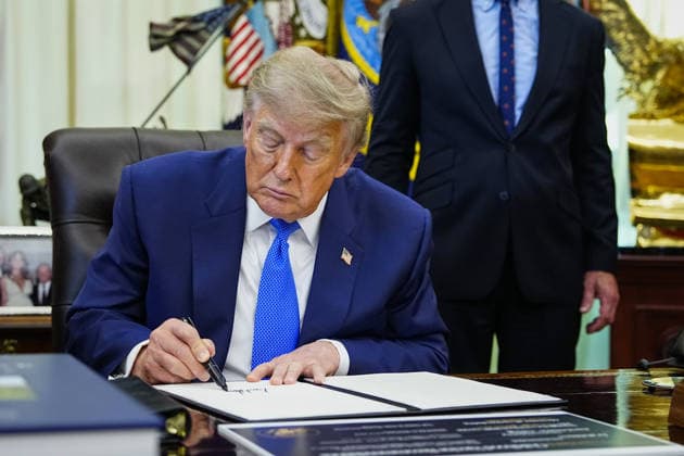 August 10, 2026, Washington, District Of Columbia, USA: United States President Donald J Trump signs an executive order that reevaluates childhood vaccines in the Oval Office of the White House in Washington, DC on August 10, 2026. While the executive order still recommends childhood vaccines for 11 diseases, including measles and polio, it calls for limiting vaccines for other diseases, like hepatitis A and B and meningococcal disease, to high-risk populations Washington USA - ZUMAs152 20260810_faa_s152_027 Copyright: xBonniexCashx-xPoolxviaxCNPx