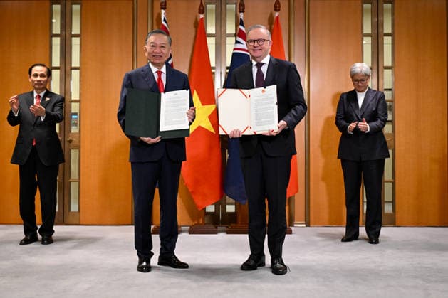 TO LAM AUSTRALIA VISIT, Australian Prime Minister Anthony Albanese and Vietnam General Secretary and President To Lam exchange documents after a bilateral meeting at Parliament House in Canberra, Tuesday, August 11, 2026. Vietnam s president is visiting Australia for the first time. ( NO ARCHIVING CANBERRA AUSTRALIAN CAPITAL TERRITORY AUSTRALIA  Copyright: xLUKASxCOCHx 20260811136794364433