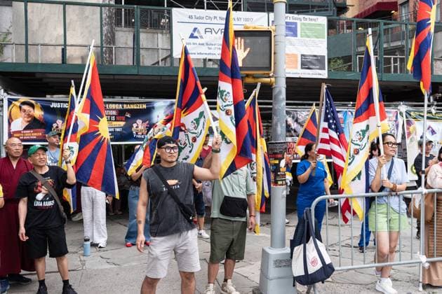 News Bilder des Tages #2 August 10, 2026, New York, New York, USA: Activists continue protesting against treatment by Chinese authorities of Tibetan people by suppressing freedom of religion, language, culture and prosecuting those who dear to speak out. Protest is going on across of UN Headquarters in New York, NY as seen on August 10, 2026 where Lobga Rangzen aka Lobsang Palden, 52, Tibetan activist from New York died after self-immolating on July 2, 2026 and memorial for him is set. His protest came one day after China s Ethnic Unity and Progress Law took effect in what Mandarin language declared as single state-defined banning Tibetan and Uyghur languages being taught in schools. New York USA - ZUMAr339 20260810_znp_r339_022 Copyright: xLevxRadinx