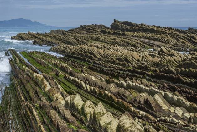 Creative Highlights World Markante Felsklippen als geologische Formation aus Steinschichten, Flysch am Itzurun-Strand in Zumaia, Spanien Distinctive rock cliffs as a geological formation of rock layers, Flysch on Itzurun Beach in Zumaia, Spain Copyright: imageBROKER FranzelxDrepper ibxfdr18736115.jpg