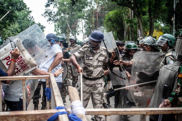 Jharkhand Public Service Commission protest in Ranchi - 10 Aug 2026 A police officer uses a baton on a protester during the demonstration. Students staged a march to the state assembly, amplifying ongoing protests against alleged irregularities in examinations conducted by the Jharkhand Public Service Commission and the Jharkhand Staff Selection Commission. Ranchi India Copyright: xYousufxSarfarazx xSOPAxImagesx RANCHI-JHARKHAND-10-AUGUST-YSARFARAZ-4