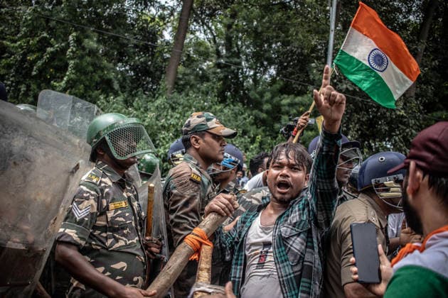 Jharkhand Public Service Commission protest in Ranchi - 10 Aug 2026 A protester near a barricade shouts during the demonstration. Students staged a march to the state assembly, amplifying ongoing protests against alleged irregularities in examinations conducted by the Jharkhand Public Service Commission and the Jharkhand Staff Selection Commission. Ranchi India Copyright: xYousufxSarfarazx xSOPAxImagesx RANCHI-JHARKHAND-10-AUGUST-YSARFARAZ-11
