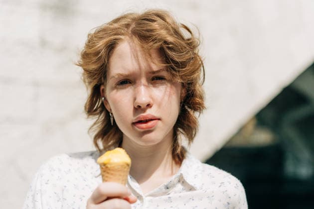 Ein junges Mädchen, das eine Eistüte in der Hand hält, in einem ungezwungenen Sommerporträt im Freien, mit nachdenklichem Gesichtsausdruck Adolescent girl holding an ice cream cone in a casual outdoor summer portrait, thoughtful expression (License=RF) ,model released, Symbolfoto Copyright: xZoonar.com TITOVAxILONAx 25411166 ,model released, Symbolfoto ,property released