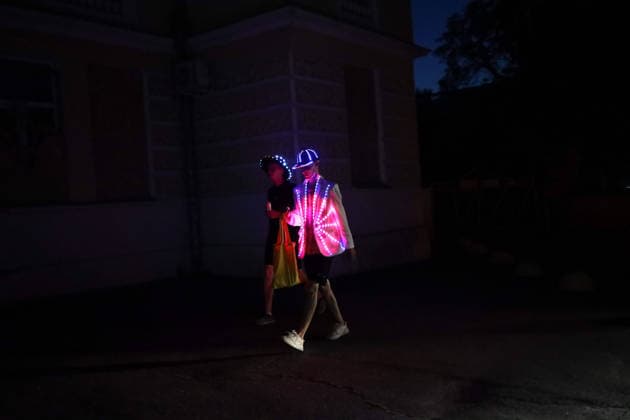 Blekauat in Odessa, summer 2026 - 10 Aug 2026 People wearing glowing lanterns walk along the dark Deribasovskaya Street. Blackout in Odessa in August. Due to damage to the power infrastructure as a result of Russian shelling, Odessa has been without power for two days. According to the President of Ukraine, as of the morning of August 10, 2026, more than 300 thousand families in Odessa and the region were without electricity. Odessa Ukraine Copyright: xViacheslavxOnyshchenkox xSOPAxImagesx Vonyshchenko(15)