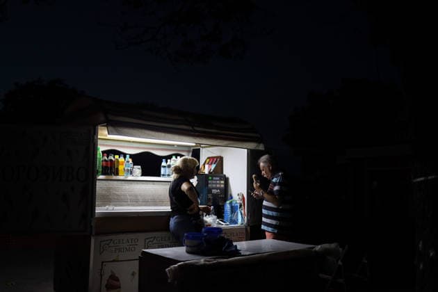 Blekauat in Odessa, summer 2026 - 10 Aug 2026 Sellers of an ice cream kiosk powered by a generator on Primorsky Boulevard. Blackout in Odessa in August. Due to damage to the power infrastructure as a result of Russian shelling, Odessa has been without power for two days. According to the President of Ukraine, as of the morning of August 10, 2026, more than 300 thousand families in Odessa and the region were without electricity. Odessa Ukraine Copyright: xViacheslavxOnyshchenkox xSOPAxImagesx Vonyshchenko(3)