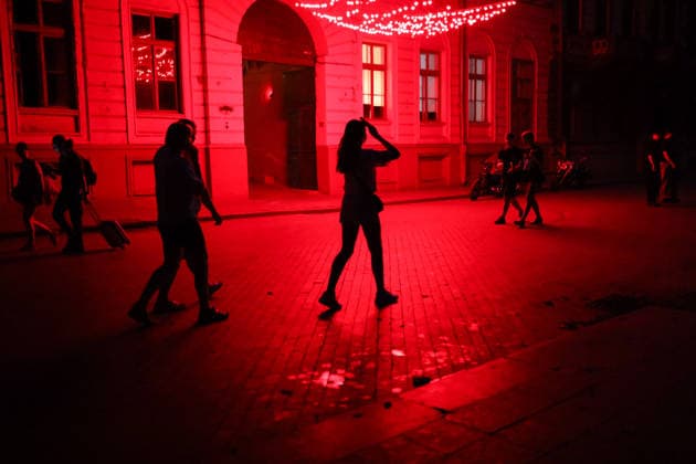 Blekauat in Odessa, summer 2026 - 10 Aug 2026 People stroll along the dark Primorsky Boulevard, illuminated by the light from a cafe powered by a generator. Blackout in Odessa in August. Due to damage to the power infrastructure as a result of Russian shelling, Odessa has been without power for two days. According to the President of Ukraine, as of the morning of August 10, 2026, more than 300 thousand families in Odessa and the region were without electricity. Odessa Ukraine Copyright: xViacheslavxOnyshchenkox xSOPAxImagesx Vonyshchenko(5)