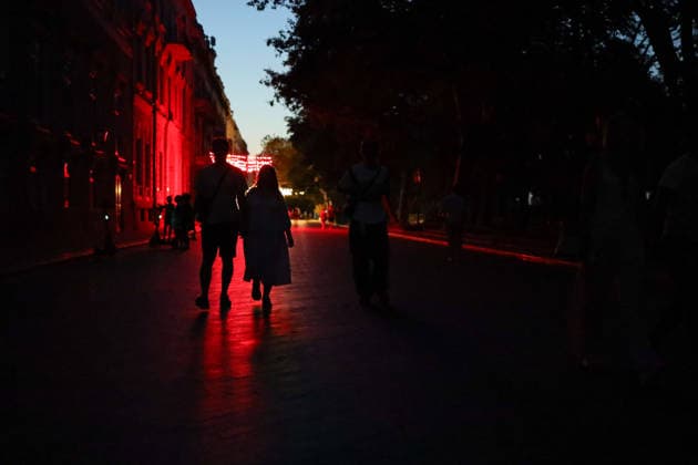 Blekauat in Odessa, summer 2026 - 10 Aug 2026 People stroll along the dark Primorsky Boulevard, illuminated by the light from a cafe powered by a generator. Blackout in Odessa in August. Due to damage to the power infrastructure as a result of Russian shelling, Odessa has been without power for two days. According to the President of Ukraine, as of the morning of August 10, 2026, more than 300 thousand families in Odessa and the region were without electricity. Odessa Ukraine Copyright: xViacheslavxOnyshchenkox xSOPAxImagesx Vonyshchenko(6)