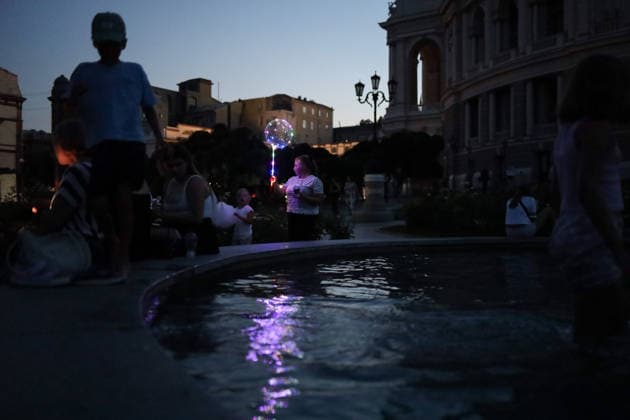 Blekauat in Odessa, summer 2026 - 10 Aug 2026 People rest near the non-functioning fountain on Theatre Square. Blackout in Odessa in August. Due to damage to the power infrastructure as a result of Russian shelling, Odessa has been without power for two days. According to the President of Ukraine, as of the morning of August 10, 2026, more than 300 thousand families in Odessa and the region were without electricity. Odessa Ukraine Copyright: xViacheslavxOnyshchenkox xSOPAxImagesx Vonyshchenko(7)