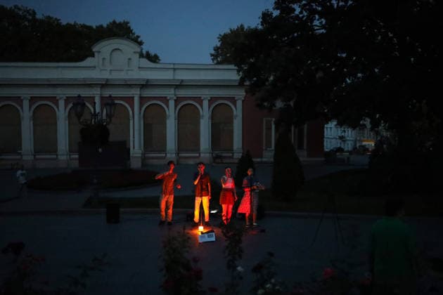 Blekauat in Odessa, summer 2026 - 10 Aug 2026 People sing in the dark Theatre Square Blackout in Odessa in August. Due to damage to the power infrastructure as a result of Russian shelling, Odessa has been without power for two days. According to the President of Ukraine, as of the morning of August 10, 2026, more than 300 thousand families in Odessa and the region were without electricity. Odessa Ukraine Copyright: xViacheslavxOnyshchenkox xSOPAxImagesx Vonyshchenko(8)