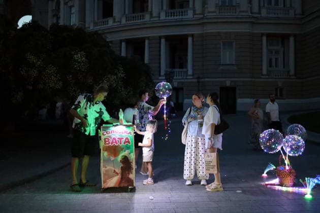 Blekauat in Odessa, summer 2026 - 10 Aug 2026 A cotton candy vendor and customers on a dark Theatre Square Blackout in Odessa in August. Due to damage to the power infrastructure as a result of Russian shelling, Odessa has been without power for two days. According to the President of Ukraine, as of the morning of August 10, 2026, more than 300 thousand families in Odessa and the region were without electricity. Odessa Ukraine Copyright: xViacheslavxOnyshchenkox xSOPAxImagesx Vonyshchenko(9)