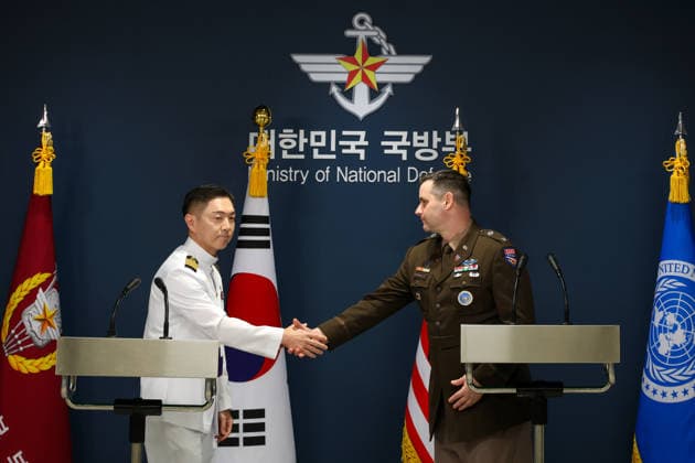 South Korea and USA hold joint briefing on 2026 freedom shield military exercise in South Korea Col. Jang Do-young (L), public affairs director of South Korea s Joint Chiefs of Staff, and U.S. Army Col. Ryan Donald, public affairs director of the United Nations Command, Combined Forces Command and United States Forces Korea, shake hands during a joint press briefing on the 2026 Freedom Shield (FS) exercise at the Ministry of National Defense in Seoul, South Korea, on August 10, 2026. Seoul South Korea  Copyright: xMatrixxImages JungxUi-Chelx