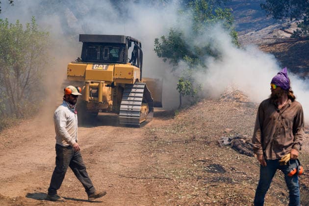 California s Timber Fire of wildfire in Big Sur BIG SUR, CALIFORNIA - AUG 10: A bulldozer in operation as Timber Fire of wildfire continues in Big Sur of California, United States on August 10, 2026. Tayfun Coskun Anadolu California United States. Editorial use only. Please get in touch for any other usage.  Copyright: x2026xAnadoluxTayfunxCoskunx