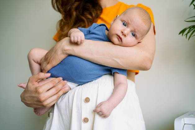 Eine Mutter, die ihren kleinen Sohn zärtlich fest an sich drückt ? ein Bild, das die Bindung zwischen Eltern und Kind veranschaulicht und die Liebe, Fürsorge und Verbundenheit innerhalb der Familie hervorhebt Mother holding her newborn baby boy, nurturing a loving bond through close physical contact, emphasizing maternal care and the precious early stages of parenthood, family connection concept (License=RF) ,model released, Symbolfoto Copyright: xZoonar.com ElenaxShishkinax 25413988 ,model released, Symbolfoto ,property released