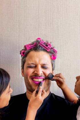 Hübscher Vater wird Make-up von den Händen seiner Töchter Handsome father is being makeup by the hands of his daughters (License=RF) ,model released, Symbolfoto Copyright: xZoonar.com ErikxGonzalezx 25415495 ,model released, Symbolfoto ,property released
