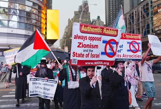 Rally for Anas Al-Sharif and the journalists of Gaza in New York NEW YORK, UNITED STATES - AUGUST 10: Protesters holding banners and Palestinian flags march to Times Square after picketing The New York Times to demand justice for Palestinian journalist Anas Al-Sharif and all journalists killed in Gaza by Israel, on August 10, 2026, in New York City, United States. Selcuk Acar Anadolu New York United States. Editorial use only. Please get in touch for any other usage.  Copyright: x2026xAnadoluxSelcukxAcarx