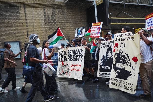 News Bilder des Tages #2 Rally for Anas Al-Sharif and the journalists of Gaza in New York NEW YORK, UNITED STATES - AUGUST 10: Protesters holding banners and Palestinian flags march to Times Square after picketing The New York Times to demand justice for Palestinian journalist Anas Al-Sharif and all journalists killed in Gaza by Israel, on August 10, 2026, in New York City, United States. Selcuk Acar Anadolu New York United States. Editorial use only. Please get in touch for any other usage.  Copyright: x2026xAnadoluxSelcukxAcarx