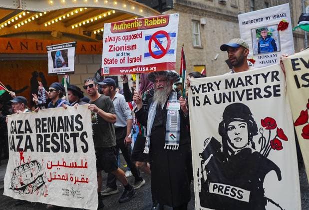 Rally for Anas Al-Sharif and the journalists of Gaza in New York NEW YORK, UNITED STATES - AUGUST 10: Protesters holding banners and Palestinian flags march to Times Square after picketing The New York Times to demand justice for Palestinian journalist Anas Al-Sharif and all journalists killed in Gaza by Israel, on August 10, 2026, in New York City, United States. Selcuk Acar Anadolu New York United States. Editorial use only. Please get in touch for any other usage.  Copyright: x2026xAnadoluxSelcukxAcarx