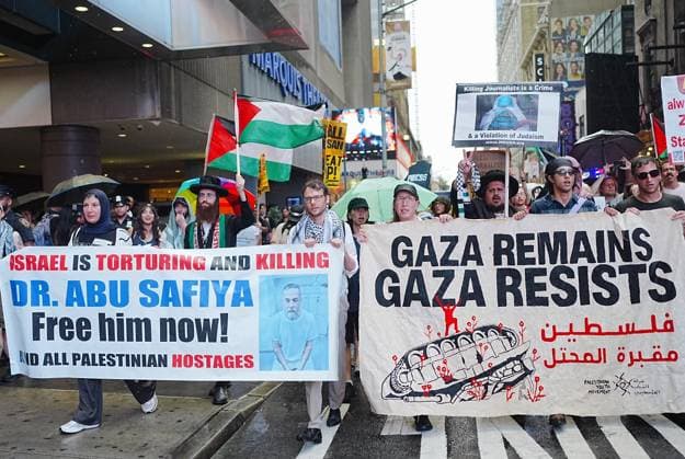 Rally for Anas Al-Sharif and the journalists of Gaza in New York NEW YORK, UNITED STATES - AUGUST 10: Protesters holding banners and Palestinian flags march to Times Square after picketing The New York Times to demand justice for Palestinian journalist Anas Al-Sharif and all journalists killed in Gaza by Israel, on August 10, 2026, in New York City, United States. Selcuk Acar Anadolu New York United States. Editorial use only. Please get in touch for any other usage.  Copyright: x2026xAnadoluxSelcukxAcarx