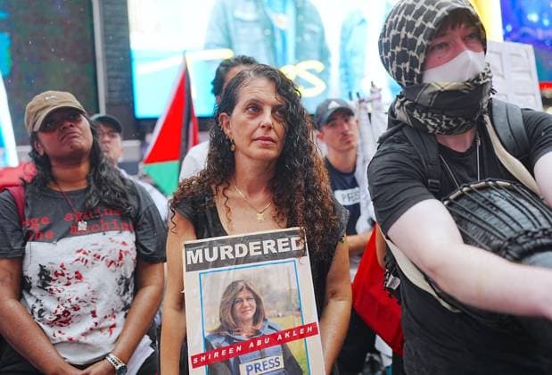 Rally for Anas Al-Sharif and the journalists of Gaza in New York NEW YORK, UNITED STATES - AUGUST 10: Protesters holding banners and Palestinian flags march to Times Square after picketing The New York Times to demand justice for Palestinian journalist Anas Al-Sharif and all journalists killed in Gaza by Israel, on August 10, 2026, in New York City, United States. Selcuk Acar Anadolu New York United States. Editorial use only. Please get in touch for any other usage.  Copyright: x2026xAnadoluxSelcukxAcarx