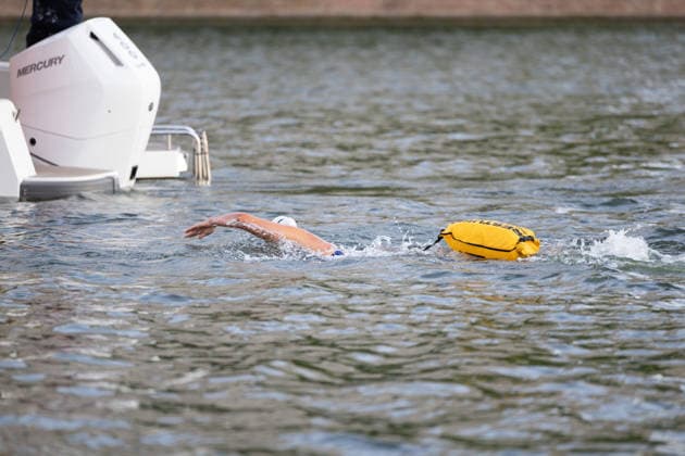 Extremschwimmerin Nathalie Pohl startet Weltrekordversuch 200 Kilometer in vier Tagen Erlös für Schwimmausbildung von Kindern Die Extremschwimmerin Nathalie Pohl ist am 11.08.2026 kurz nach 06:00 Uhr in Frankfurt am Main zu einem Weltrekordversuch gestartet. Die 1994 geborene Freiwasserschwimmerin aus Marburg will in vier Tagen schwimmend 200 Kilometer bis nach Köln zurücklegen, wo sie am 14.08.2026 erwartet wird. Im Rahmen der Aktion RIVERS sammelt Pohl für jeden geschwommenen Kilometer Spenden für Projekte zur Schwimmförderung und die Schwimmausbildung von Kindern. Entlang der Strecke sind Tourstopps mit Rahmenprogramm geplant, unter anderem am 12.08.2026 in Bingen und am 13.08.2026 in Koblenz. Pohl gilt als erste deuts