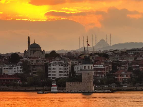 Sunrise in Istanbul ISTANBUL, TURKIYE - AUGUST 11: An aerial view of the Maiden s Tower reflected against the glowing sky during sunrise in Istanbul, Turkiye, on August 11, 2026. Adem Kutucu Anadolu Istanbul Turkey. Editorial use only. Please get in touch for any other usage.  Copyright: x2026xAnadoluxAdemxKutucux