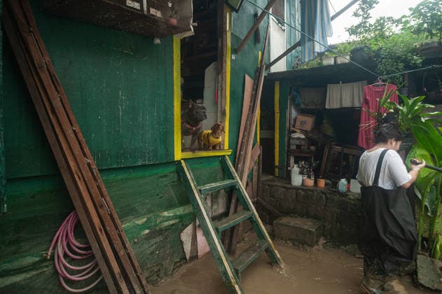 August 11, 2026, Quezon City, Quezon, Philippines: Evacuees in the residential areas of Quezon CIty, located near the currently overflowing La Mesa Dam seek shelter in a nearby school as flood and mud sweep through their streets and houses. Quezon City Philippines  - ZUMAy102 20260811_zip_y102_004 Copyright: xKenosisxYapx