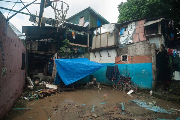 August 11, 2026, Quezon City, Quezon, Philippines: Evacuees in the residential areas of Quezon CIty, located near the currently overflowing La Mesa Dam seek shelter in a nearby school as flood and mud sweep through their streets and houses. Quezon City Philippines  - ZUMAy102 20260811_zip_y102_007 Copyright: xKenosisxYapx