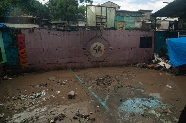 August 11, 2026, Quezon City, Quezon, Philippines: Evacuees in the residential areas of Quezon CIty, located near the currently overflowing La Mesa Dam seek shelter in a nearby school as flood and mud sweep through their streets and houses. Quezon City Philippines  - ZUMAy102 20260811_zip_y102_010 Copyright: xKenosisxYapx