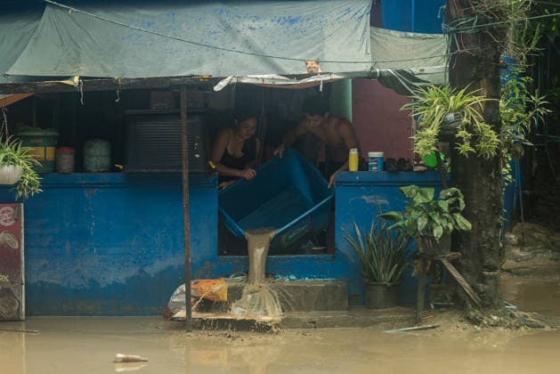 August 11, 2026, Quezon City, Quezon, Philippines: Evacuees in the residential areas of Quezon CIty, located near the currently overflowing La Mesa Dam seek shelter in a nearby school as flood and mud sweep through their streets and houses. Quezon City Philippines  - ZUMAy102 20260811_zip_y102_015 Copyright: xKenosisxYapx