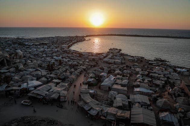 Displaced Palestinians Tents Crowd Gaza City Coast - Gaza A general view shows tents housing displaced Palestinians crowded along the Gaza City coastline and among buildings damaged during the war in Gaza City, Gaza Strip on August 10, 2026. Families sought refuge in temporary shelters after their homes were destroyed, amid difficult living and humanitarian conditions. Photo by Rizek ELdremle ABACAPRESS.COM Gaza City Gaza Palestine  Copyright: xEldremlexRizek ABACAx