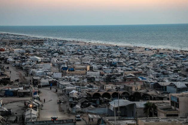 Displaced Palestinians Tents Crowd Gaza City Coast - Gaza A general view shows tents housing displaced Palestinians crowded along the Gaza City coastline and among buildings damaged during the war in Gaza City, Gaza Strip on August 10, 2026. Families sought refuge in temporary shelters after their homes were destroyed, amid difficult living and humanitarian conditions. Photo by Rizek ELdremle ABACAPRESS.COM Gaza City Gaza Palestine  Copyright: xEldremlexRizek ABACAx