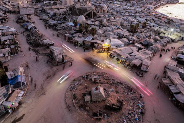 Displaced Palestinians Tents Crowd Gaza City Coast - Gaza A general view shows tents housing displaced Palestinians crowded along the Gaza City coastline and among buildings damaged during the war in Gaza City, Gaza Strip on August 10, 2026. Families sought refuge in temporary shelters after their homes were destroyed, amid difficult living and humanitarian conditions. Photo by Rizek ELdremle ABACAPRESS.COM Gaza City Gaza Palestine  Copyright: xEldremlexRizek ABACAx