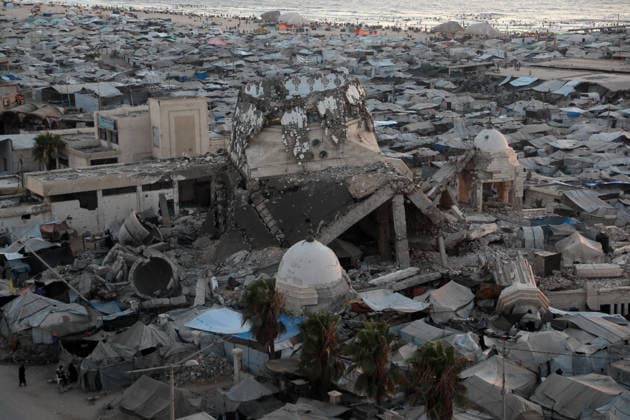 Displaced Palestinians Tents Crowd Gaza City Coast - Gaza A general view shows tents housing displaced Palestinians crowded along the Gaza City coastline and among buildings damaged during the war in Gaza City, Gaza Strip on August 10, 2026. Families sought refuge in temporary shelters after their homes were destroyed, amid difficult living and humanitarian conditions. Photo by Rizek ELdremle ABACAPRESS.COM Gaza City Gaza Palestine  Copyright: xEldremlexRizek ABACAx