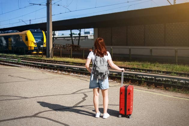 Reisende mit Rucksack und Koffer, die auf einem Bahnsteig auf die Abfahrt wartet. Konzept für eine Sommerurlaubsreise Female traveler with a backpack and suitcase waiting on a train station platform for departure. Summer vacation journey concept. High quality photo (License=RF) ,model released, Symbolfoto Copyright: xZoonar.com KyryloxSyvunx 25417582 ,model released, Symbolfoto ,property released