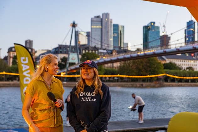 Extremschwimmerin Nathalie Pohl startet Weltrekordversuch 200 Kilometer in vier Tagen Erlös für Schwimmausbildung von Kindern Die Extremschwimmerin Nathalie Pohl ist am 11.08.2026 kurz nach 06:00 Uhr in Frankfurt am Main zu einem Weltrekordversuch gestartet. Die 1994 geborene Freiwasserschwimmerin aus Marburg will in vier Tagen schwimmend 200 Kilometer bis nach Köln zurücklegen, wo sie am 14.08.2026 erwartet wird. Im Rahmen der Aktion RIVERS sammelt Pohl für jeden geschwommenen Kilometer Spenden für Projekte zur Schwimmförderung und die Schwimmausbildung von Kindern. Entlang der Strecke sind Tourstopps mit Rahmenprogramm geplant, unter anderem am 12.08.2026 in Bingen und am 13.08.2026 in Koblenz. Pohl gilt als erste deuts