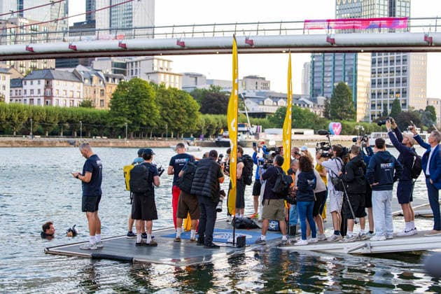 Extremschwimmerin Nathalie Pohl startet Weltrekordversuch 200 Kilometer in vier Tagen Erlös für Schwimmausbildung von Kindern Die Extremschwimmerin Nathalie Pohl ist am 11.08.2026 kurz nach 06:00 Uhr in Frankfurt am Main zu einem Weltrekordversuch gestartet. Die 1994 geborene Freiwasserschwimmerin aus Marburg will in vier Tagen schwimmend 200 Kilometer bis nach Köln zurücklegen, wo sie am 14.08.2026 erwartet wird. Im Rahmen der Aktion RIVERS sammelt Pohl für jeden geschwommenen Kilometer Spenden für Projekte zur Schwimmförderung und die Schwimmausbildung von Kindern. Entlang der Strecke sind Tourstopps mit Rahmenprogramm geplant, unter anderem am 12.08.2026 in Bingen und am 13.08.2026 in Koblenz. Pohl gilt als erste deuts