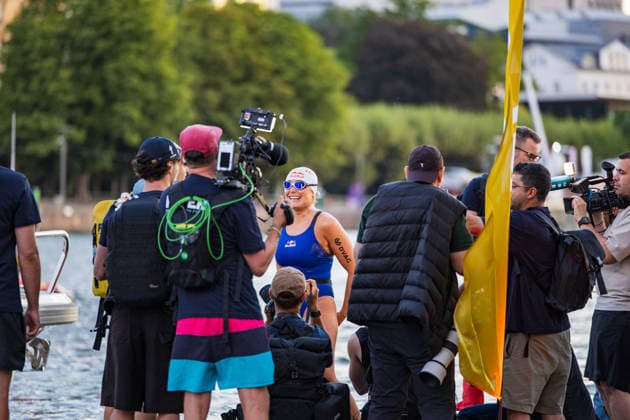 Extremschwimmerin Nathalie Pohl startet Weltrekordversuch 200 Kilometer in vier Tagen Erlös für Schwimmausbildung von Kindern Die Extremschwimmerin Nathalie Pohl ist am 11.08.2026 kurz nach 06:00 Uhr in Frankfurt am Main zu einem Weltrekordversuch gestartet. Die 1994 geborene Freiwasserschwimmerin aus Marburg will in vier Tagen schwimmend 200 Kilometer bis nach Köln zurücklegen, wo sie am 14.08.2026 erwartet wird. Im Rahmen der Aktion RIVERS sammelt Pohl für jeden geschwommenen Kilometer Spenden für Projekte zur Schwimmförderung und die Schwimmausbildung von Kindern. Entlang der Strecke sind Tourstopps mit Rahmenprogramm geplant, unter anderem am 12.08.2026 in Bingen und am 13.08.2026 in Koblenz. Pohl gilt als erste deuts