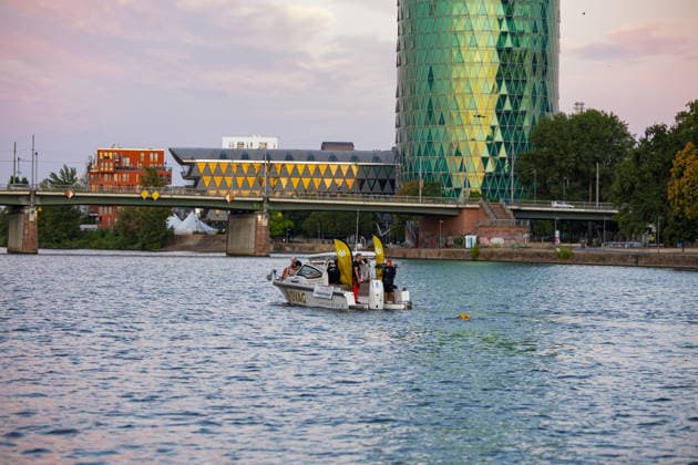 Extremschwimmerin Nathalie Pohl startet Weltrekordversuch 200 Kilometer in vier Tagen Erlös für Schwimmausbildung von Kindern Die Extremschwimmerin Nathalie Pohl ist am 11.08.2026 kurz nach 06:00 Uhr in Frankfurt am Main zu einem Weltrekordversuch gestartet. Die 1994 geborene Freiwasserschwimmerin aus Marburg will in vier Tagen schwimmend 200 Kilometer bis nach Köln zurücklegen, wo sie am 14.08.2026 erwartet wird. Im Rahmen der Aktion RIVERS sammelt Pohl für jeden geschwommenen Kilometer Spenden für Projekte zur Schwimmförderung und die Schwimmausbildung von Kindern. Entlang der Strecke sind Tourstopps mit Rahmenprogramm geplant, unter anderem am 12.08.2026 in Bingen und am 13.08.2026 in Koblenz. Pohl gilt als erste deuts