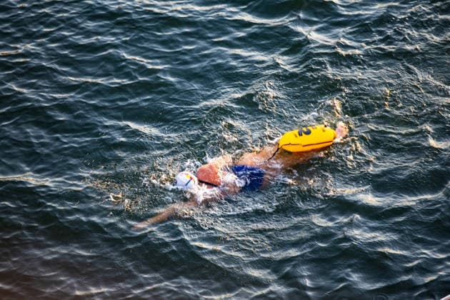 Extremschwimmerin Nathalie Pohl startet Weltrekordversuch 200 Kilometer in vier Tagen Erlös für Schwimmausbildung von Kindern Die Extremschwimmerin Nathalie Pohl ist am 11.08.2026 kurz nach 06:00 Uhr in Frankfurt am Main zu einem Weltrekordversuch gestartet. Die 1994 geborene Freiwasserschwimmerin aus Marburg will in vier Tagen schwimmend 200 Kilometer bis nach Köln zurücklegen, wo sie am 14.08.2026 erwartet wird. Im Rahmen der Aktion RIVERS sammelt Pohl für jeden geschwommenen Kilometer Spenden für Projekte zur Schwimmförderung und die Schwimmausbildung von Kindern. Entlang der Strecke sind Tourstopps mit Rahmenprogramm geplant, unter anderem am 12.08.2026 in Bingen und am 13.08.2026 in Koblenz. Pohl gilt als erste deuts